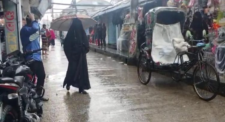 পটুয়াখালীতে মৌসুমী বায়ুর প্রভাবে বৃষ্টিপাত, জনজীবনে দুর্ভোগ