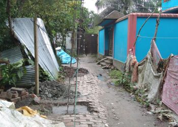 দুমকিতে চলাচলের রাস্তায় অবৈধভাবে বাউন্ডারি ওয়াল নির্মানের অভিযোগ