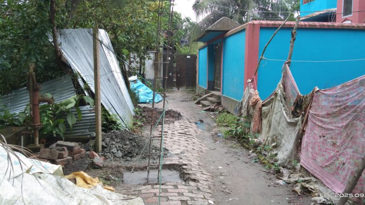 দুমকিতে চলাচলের রাস্তায় অবৈধভাবে বাউন্ডারি ওয়াল নির্মানের অভিযোগ