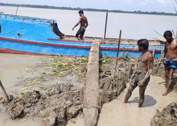 দুমকিতে চর থেকে অবৈধ মাটি কাটায় ৫ শ্রমিক আটক