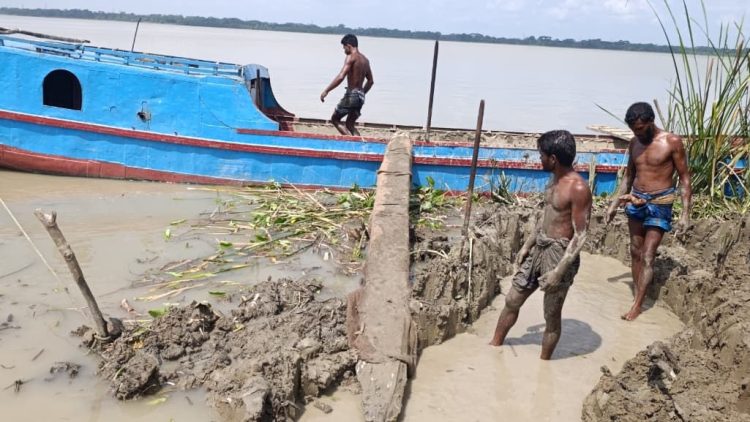 দুমকিতে চর থেকে অবৈধ মাটি কাটায় ৫ শ্রমিক আটক