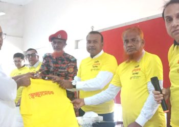 গলাচিপায় দূর্গা মন্ডপে অগ্নি নির্বাপক সিলিন্ডার ও টিশার্ট বিতরণ করলেন ইউএনও