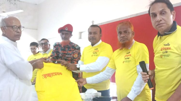 গলাচিপায় দূর্গা মন্ডপে অগ্নি নির্বাপক সিলিন্ডার ও টিশার্ট বিতরণ করলেন ইউএনও