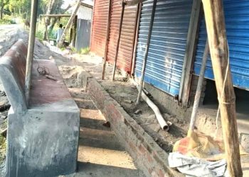 বাউফলে স্বেচ্ছাসেবলীগ নেতার দখলে যাত্রীছাউনি