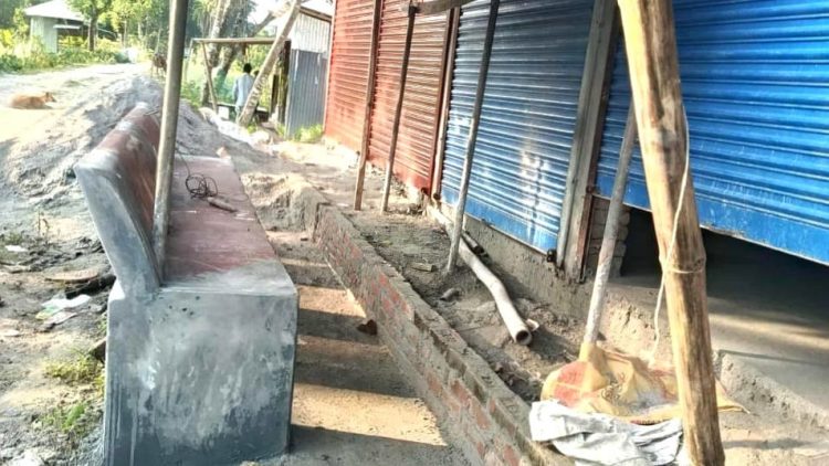 বাউফলে স্বেচ্ছাসেবলীগ নেতার দখলে যাত্রীছাউনি