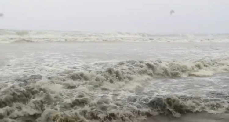 নিম্নচাপের প্রভাবে বঙ্গোপসাগর উত্তাল, বন্দরে ৩ নম্বর সতর্ক সংকেত