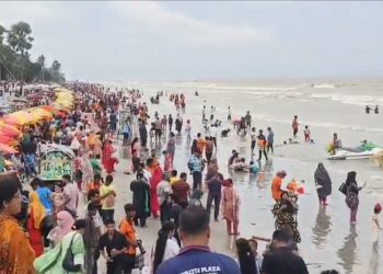 দুর্গাপূজা ও সাপ্তাহিক ছুটিতে কুয়াকাটায় পর্যটকের ঢল