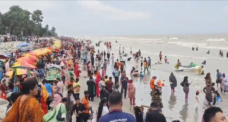 দুর্গাপূজা ও সাপ্তাহিক ছুটিতে কুয়াকাটায় পর্যটকের ঢল
