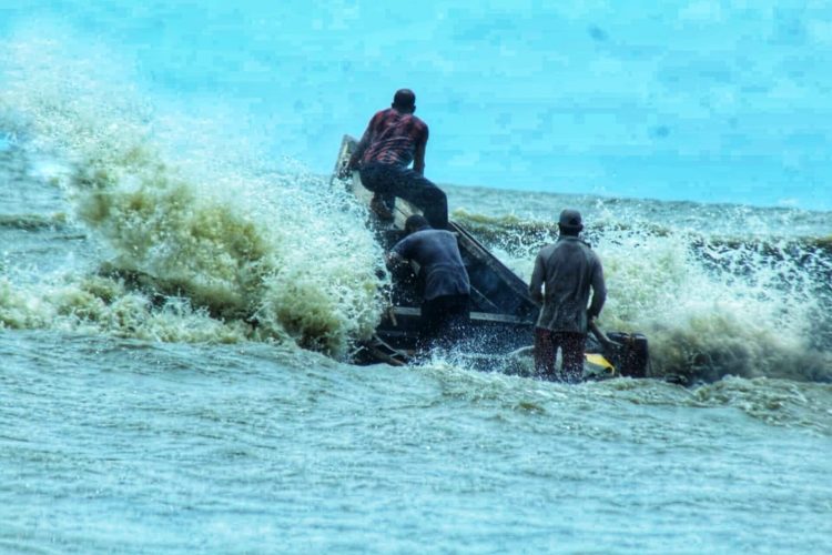বঙ্গোপসাগরে নিখোঁজ পাঁচ জেলে, অপেক্ষার প্রহর গুনছে পরিবার