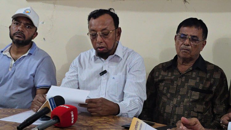 কুয়াকাটায় সহকারী কমিশনার’র অশালীন আচরণের প্রতিবাদে ৭২ ঘণ্টার আল্টিমেটাম