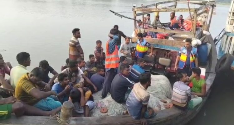 নিষেধাজ্ঞার শেষ দিনেও কলাপাড়ায় ২৬ জেলে আটক