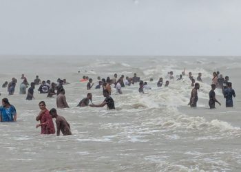 পূজার ছুটিতে কুয়াকাটায় পর্যটকের উপচে পড়া ভিড়