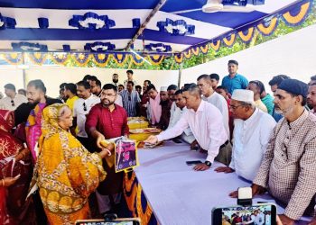 চরফ্যাশনে ৩’শ হিন্দু নারীর মাঝে শাড়ি বিতরণ করলেন নুরুল ইসলাম নয়ন
