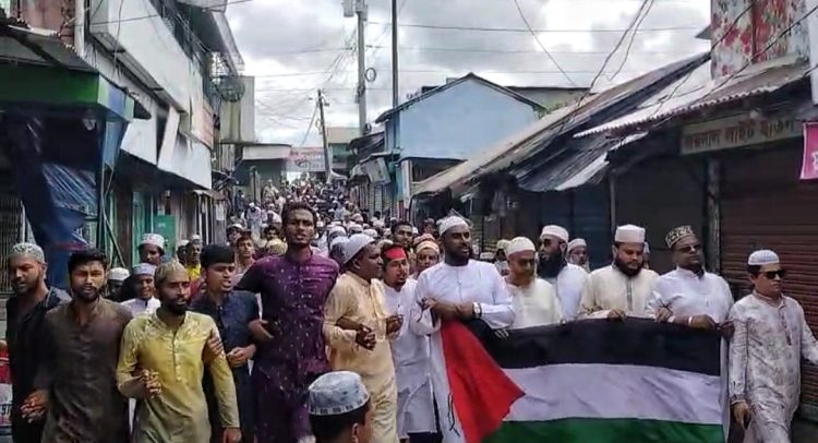হামাস ও ইসরায়েলের যুদ্ধবিরতির সম্মতিকে স্বাগত জানিয়ে কলাপাড়ায় শান্তি মিছিল