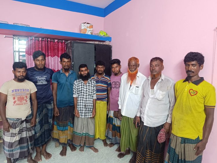 দশমিনায় নিষেধাজ্ঞা অমান্য করে ইলিশ শিকার, জাল-ট্রলারসহ নয় জেলে আটক