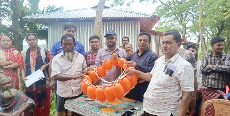 গলাচিপায় জেলেদের মাঝে লাইফ বয়া বিতরণ