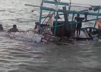 রাঙ্গাবালীতে ফিশিং ট্রলার ডুবি, জীবিত উদ্ধার ১৪ মাঝিমাল্লা