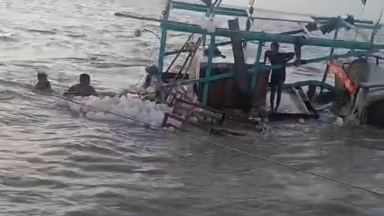 রাঙ্গাবালীতে ফিশিং ট্রলার ডুবি, জীবিত উদ্ধার ১৪ মাঝিমাল্লা