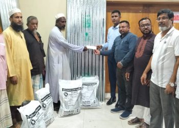 অগ্নিকান্ডে ক্ষতিগ্রস্ত দোকানিদের টিন ও নগদ টাকা প্রদান