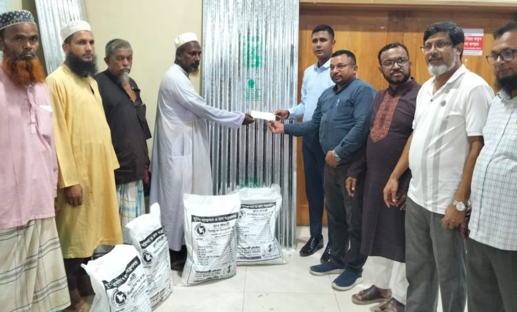 অগ্নিকান্ডে ক্ষতিগ্রস্ত দোকানিদের টিন ও নগদ টাকা প্রদান