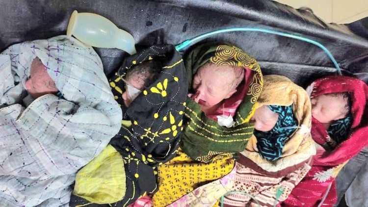 বাউফলে এক গৃহবধূর কোলজুড়ে পাঁচ নবজাতক!