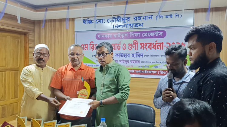 কলাপাড়ায় দুই সাংবাদিকসহ ১২ জনকে দেওয়া হলো গুণীজন সংবর্ধনা