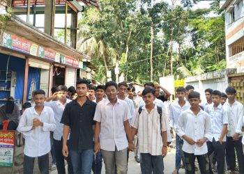 বাউফলে নবম শ্রেণির ছাত্রীকে ধর্ষণের চেষ্টা: শিক্ষার্থীদের বিক্ষোভ, অভিযুক্তের প্রতিষ্ঠানে তালা