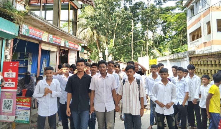 বাউফলে নবম শ্রেণির ছাত্রীকে ধর্ষণের চেষ্টা: শিক্ষার্থীদের বিক্ষোভ, অভিযুক্তের প্রতিষ্ঠানে তালা
