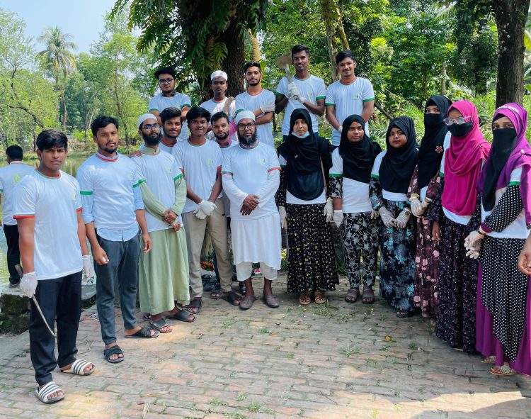 বাউফল উপজেলা স্বাস্থ্য কমপ্লেক্স এলাকা পরিষ্কার পরিচ্ছন্ন করেছেন স্প্রেইড হিউম্যানিটি