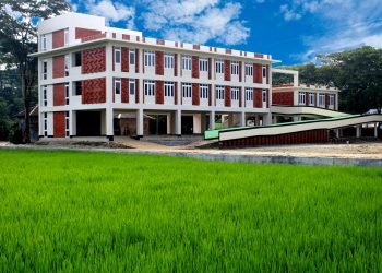 স্লুইসগেট ও পাঁকা রাস্তার দাবিতে এলাকাবাসীর মানববন্ধন