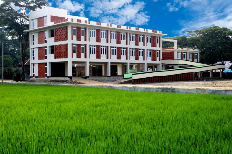 স্লুইসগেট ও পাঁকা রাস্তার দাবিতে এলাকাবাসীর মানববন্ধন