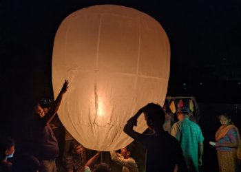 কলাপাড়ায় রাতের আকাশে তারার মতো ভেসে বেড়ায় ফানুসের আলো