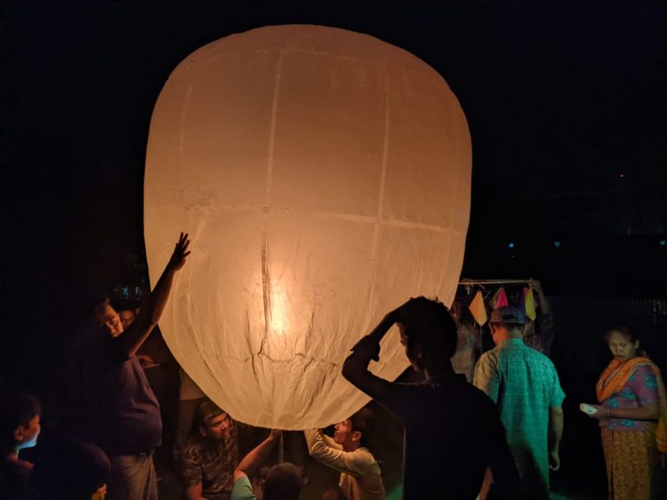 কলাপাড়ায় রাতের আকাশে তারার মতো ভেসে বেড়ায় ফানুসের আলো