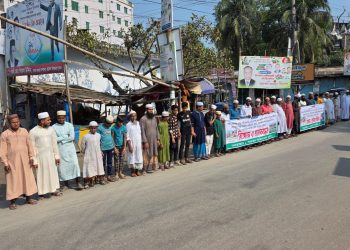 উত্তাল বাউফল শহর, খেলার মাঠে মেলার বন্ধের দাবিতে মুসুল্লিদের বিক্ষোভ