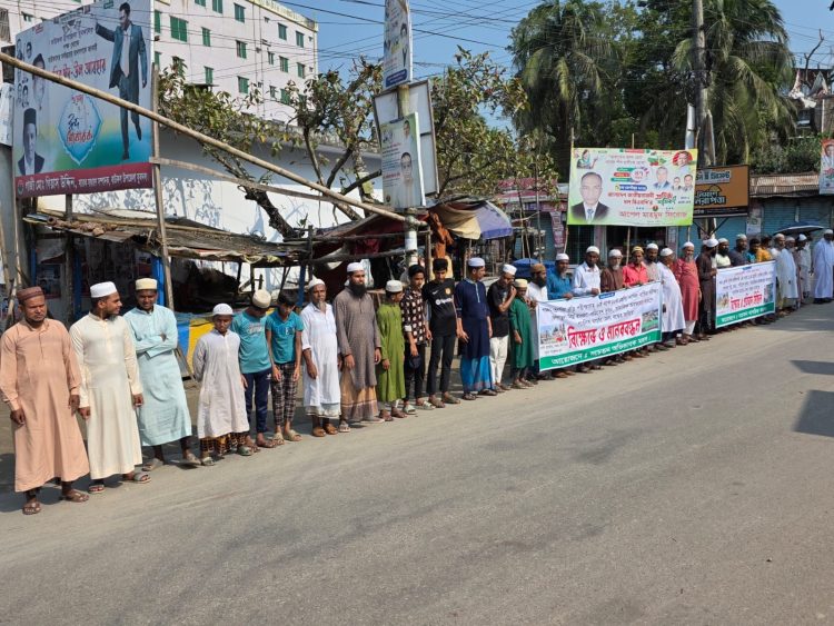 উত্তাল বাউফল শহর, খেলার মাঠে মেলার বন্ধের দাবিতে মুসুল্লিদের বিক্ষোভ
