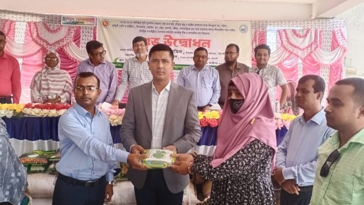কলাপাড়ায় ৯ হাজার কৃষককে বিনামূল্যে বীজ ও সার প্রদান