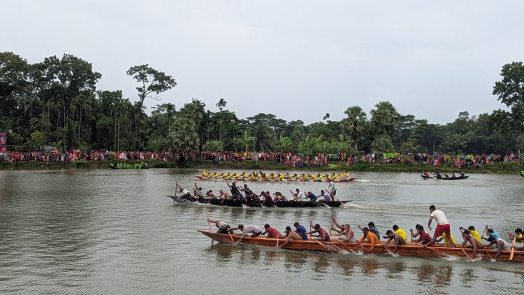 দশমিনায় দুর্গাপূজা উপলক্ষে ঐতিহ্যবাহি নৌকা বাইচ