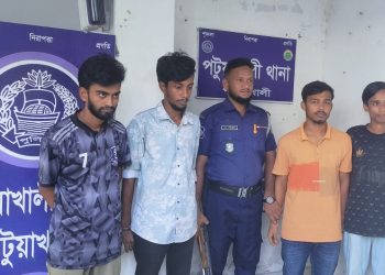 পটুয়াখালীতে কিশোর গ্যাং চক্রের চার সদস্য গ্রেফতার
