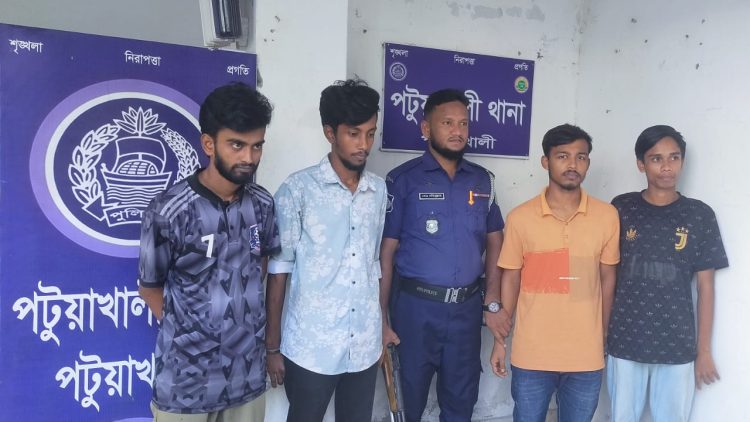 পটুয়াখালীতে কিশোর গ্যাং চক্রের চার সদস্য গ্রেফতার