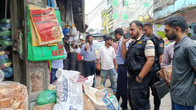গলাচিপায় র‍্যাবের অভিযানে ১২’শ কেজি নিষিদ্ধ পলিথিন জব্দ