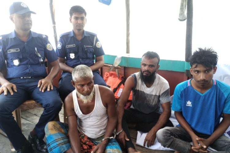 দুমকিতে নিষেধাজ্ঞা অমান্য করে ইলিশ শিকার, দুই জেলের কারাদণ্ড