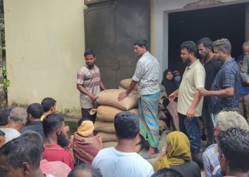 দশমিনায় জেলেদের চাল বিতরণ