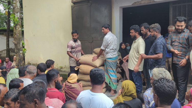 দশমিনায় জেলেদের চাল বিতরণ