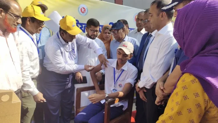 পটুয়াখালীতে টাইফয়েড টিকা প্রদানের আনুষ্ঠানিক উদ্বোধন