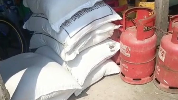 দশমিনায় জেলেদের চাল বিক্রির অভিযোগ ইউপি সদস্যের বিরুদ্ধে