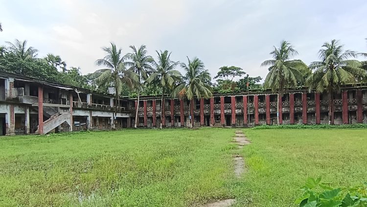 দুমকিতে লাগাতার কর্মবিরতিতে অচল শিক্ষা কার্যক্রম: ক্ষুব্ধ শিক্ষক-কর্মচারীরা