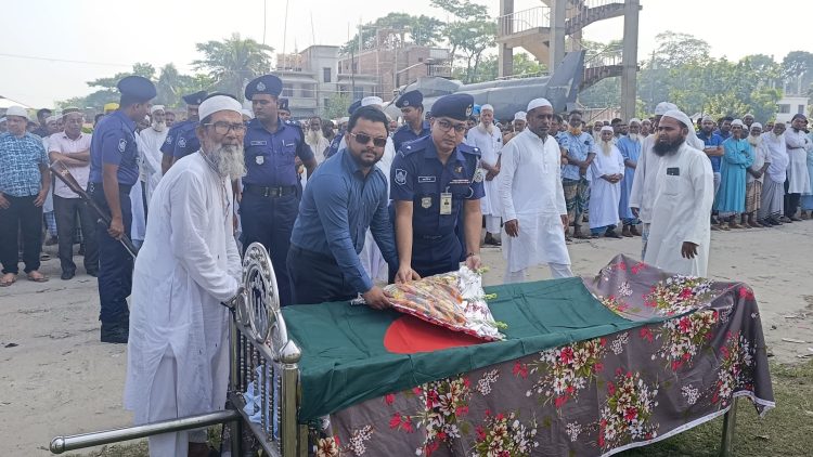 দুমকিতে বীর মুক্তিযোদ্ধা আব্দুল মান্নান হাওলাদারের রাষ্ট্রীয় মর্যাদায় দাফন সম্পন্ন