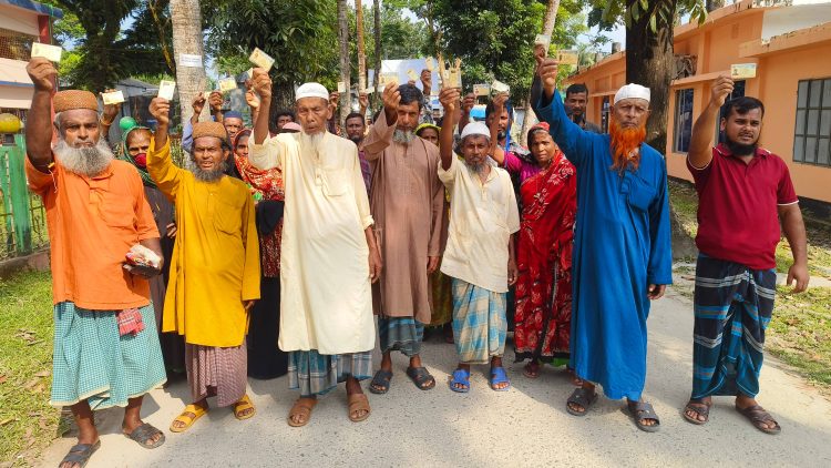 আমতলীতে চাল না পেয়ে জেলেদের বিক্ষোভ, তদন্ত কমিটি গঠন