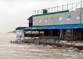 কুয়াকাটায় ঝুঁকিপূর্ণ স্থাপনা সরদারমার্কেট ৭ দিনের মধ্যে অপসারণের নির্দেশ পৌরসভার