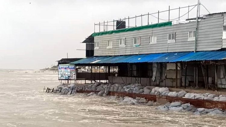 কুয়াকাটায় ঝুঁকিপূর্ণ স্থাপনা সরদারমার্কেট ৭ দিনের মধ্যে অপসারণের নির্দেশ পৌরসভার